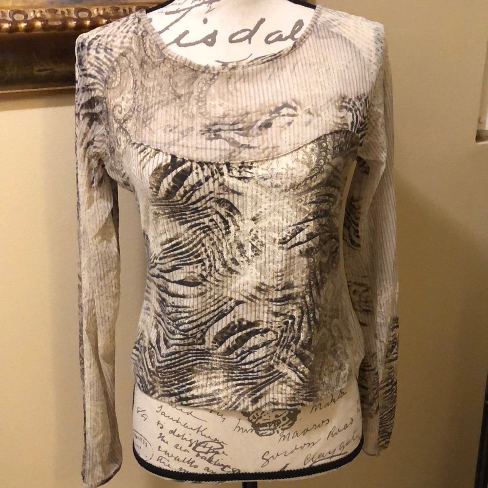 Dismero Sheer sleeves and shoulders stretchy long sleeved damask print top